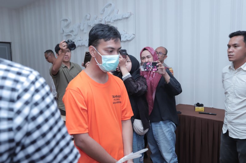TERSANGKA: Guru PPPK dan pembina pramuka, RMS (30), saat dihadirkan di Mapolresta Banjarmasin, kemarin (11/2).
