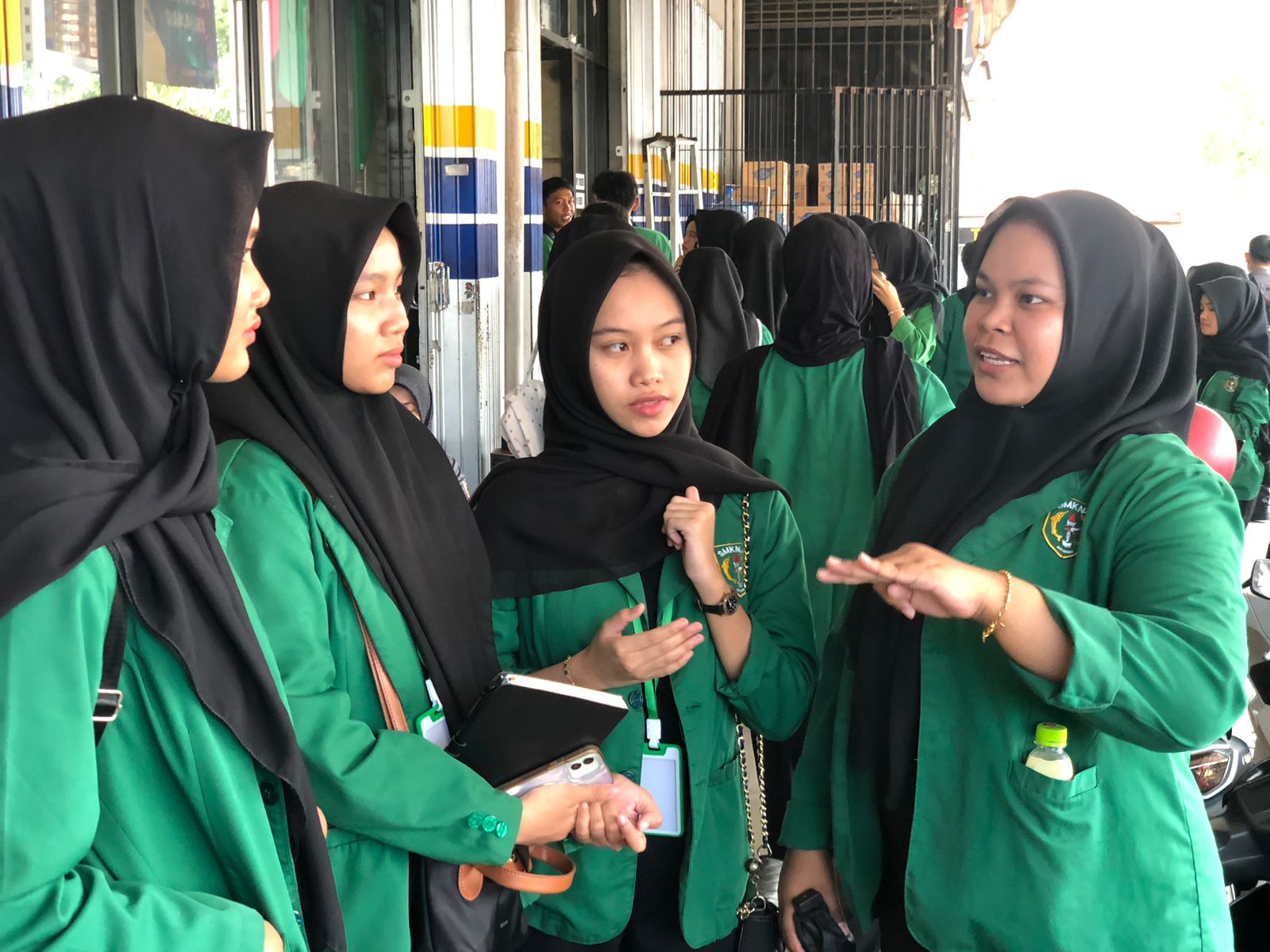 SENANG: Siswa ini menjelaskan tentang apa saja pembelajaran yang didapatkannya selama kunjungan ke Wijaya Mart. (Foto: Jumain/ Radar Banjarmasin)