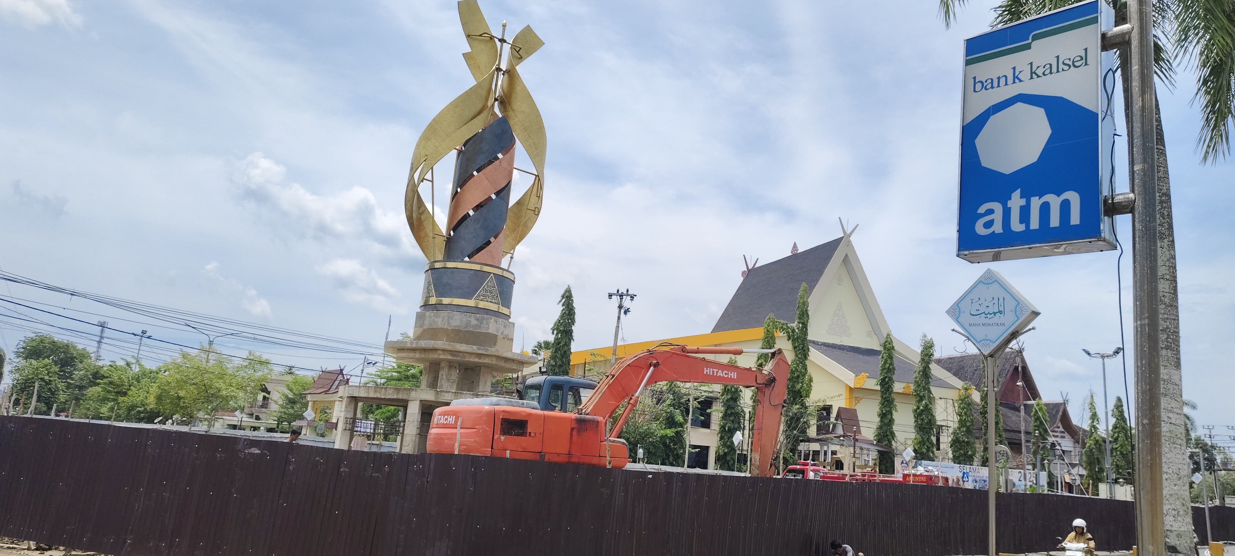 PROYEK: Proyek Bundaran Tugu Salawat Kota Amuntai di Jalan Ahmad Yani Kelurahan Murung Sari, Kota Amuntai, Kabupaten HSU, kembali dilanjutkan. (Foto: M.Akbar/Radar Banjarmasin)