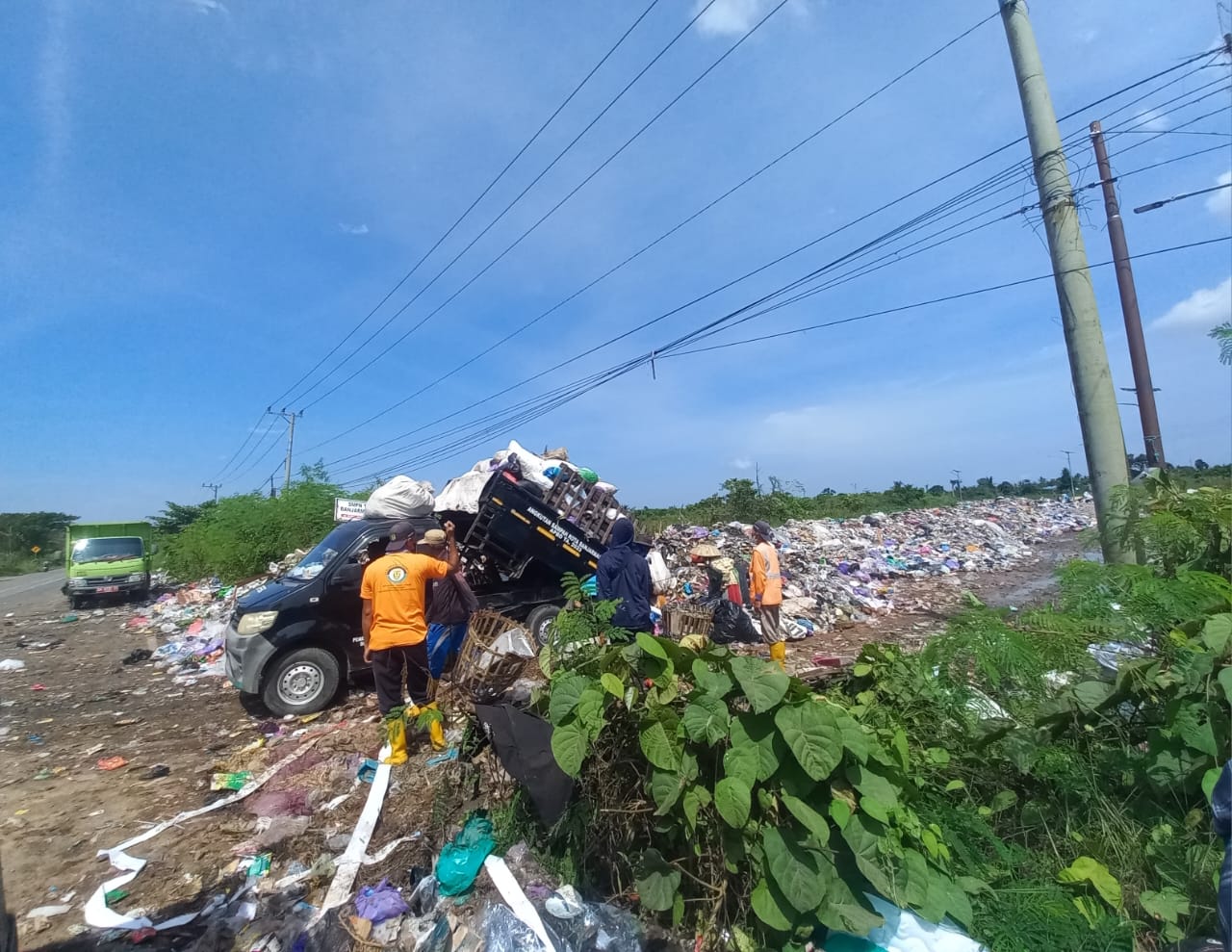 TPA DADAKAN: Potret Jalan Wali Kota Ibnu Sina yang berubah menjadi hamparan sampah. RIYAD DAFHI RIZKI/RADAR BANJARMASIN.