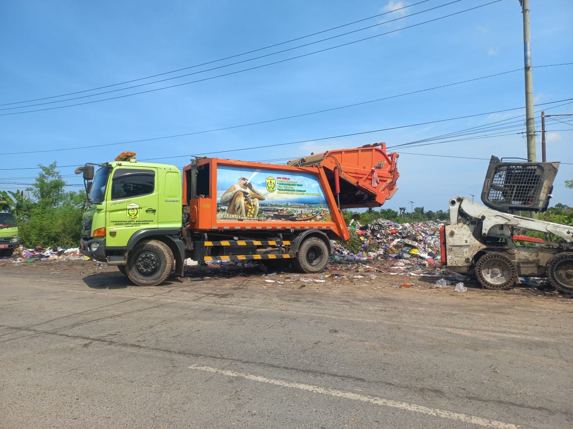 TPA DADAKAN: Potret Jalan Wali Kota Ibnu Sina yang berubah menjadi hamparan sampah. RIYAD DAFHI RIZKI/RADAR BANJARMASIN.