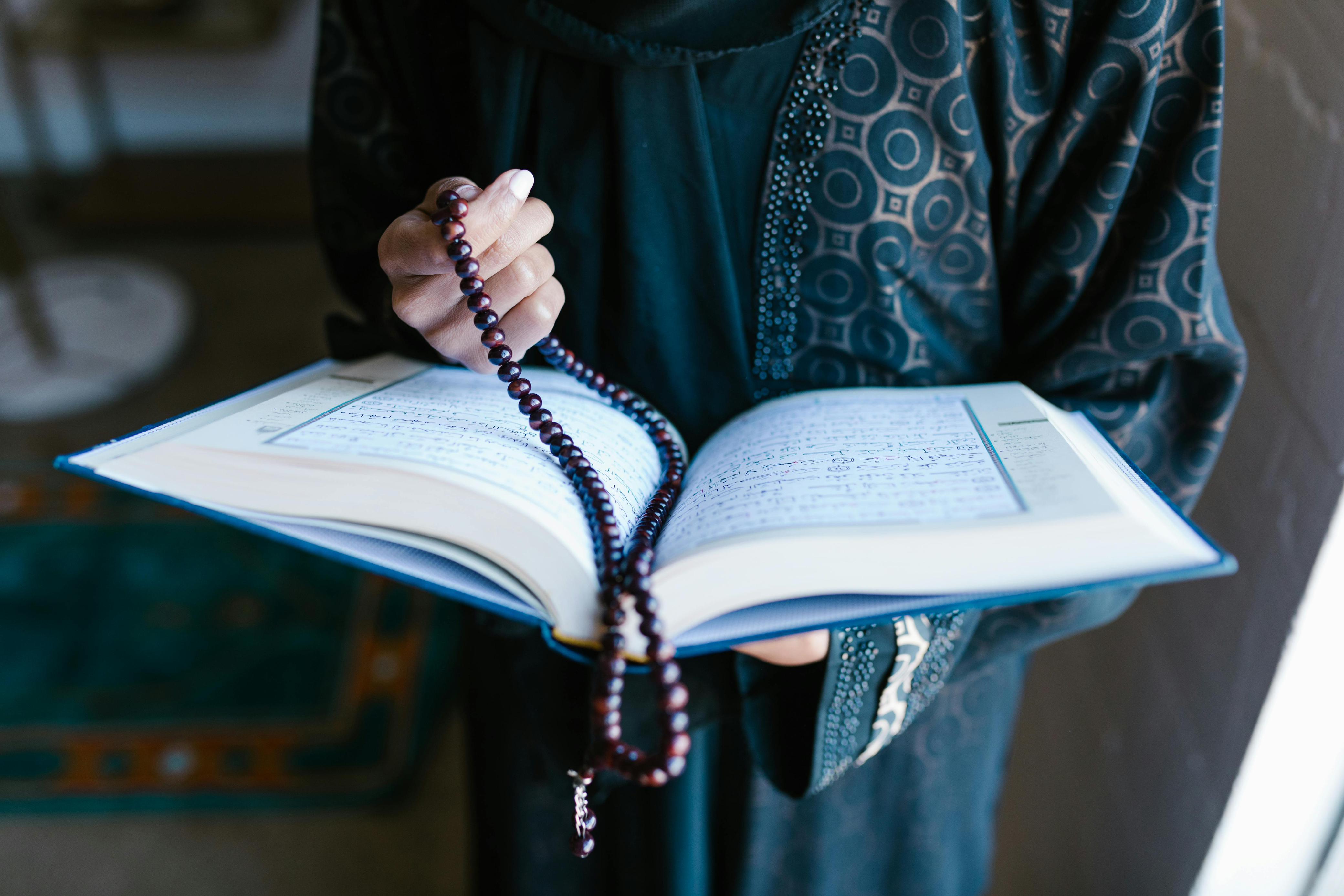 Ilustrasi seseorang membaca Al-Qur&rsquo;an.(Foto:Pexels)