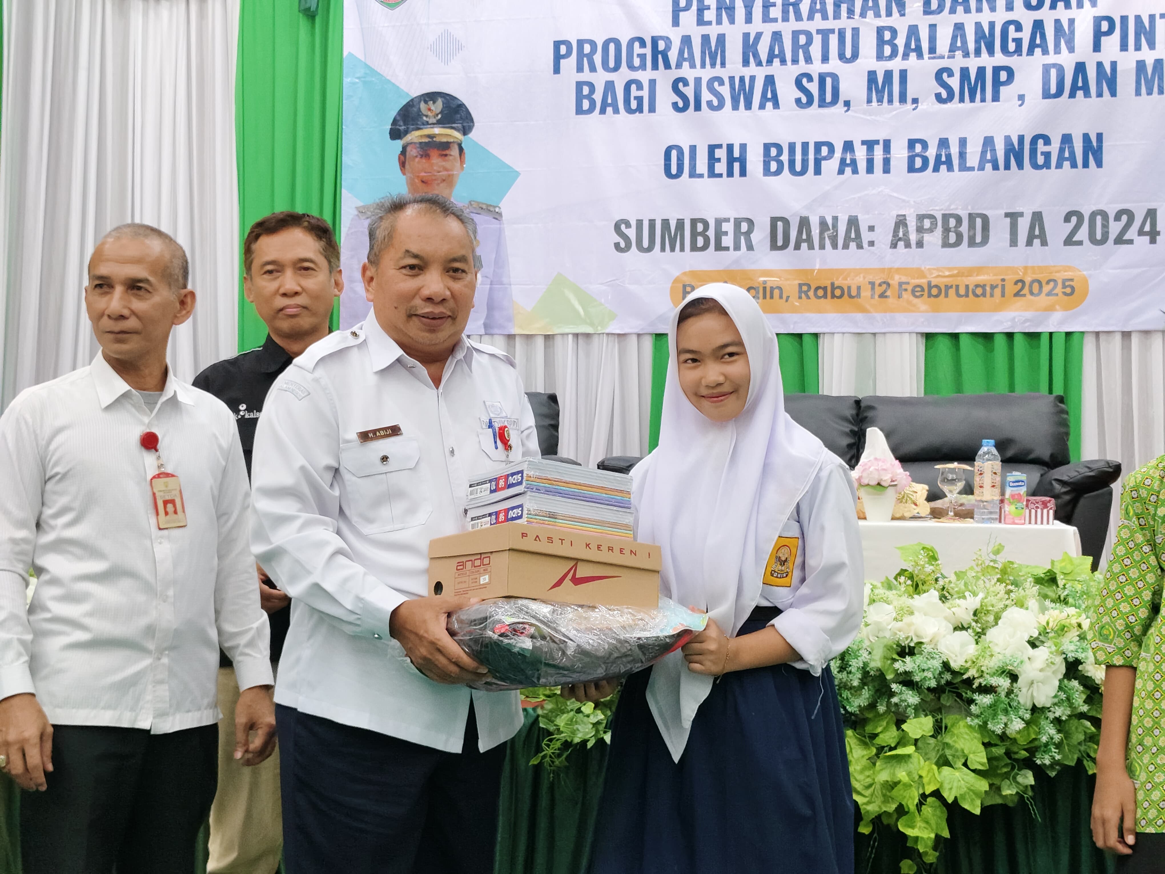 Kadisdikbud Balangan Abiji menyerahkan bantuan program Kartu Balangan Pintar (KBP).