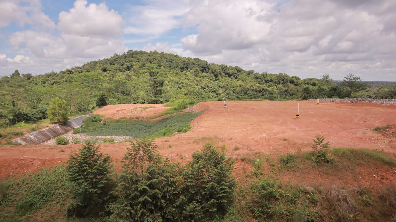 TPA Malutu di Kabupaten HSS yang pengelolaan sampahnya menggunakan control landfill menuju sanitary landfill.