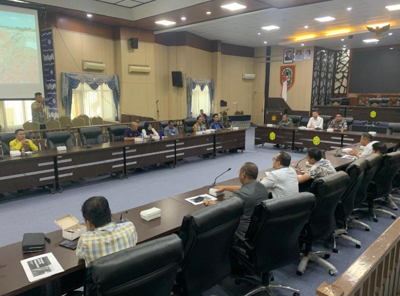 DENGAR PENDAPAT: Rapat dengar pendapat antara Komisi II dan III DPRD Banjarmasin bersama Dinas Lingkungan Hidup Banjarmasin di ruang paripurna dewan, Kamis (13/2).