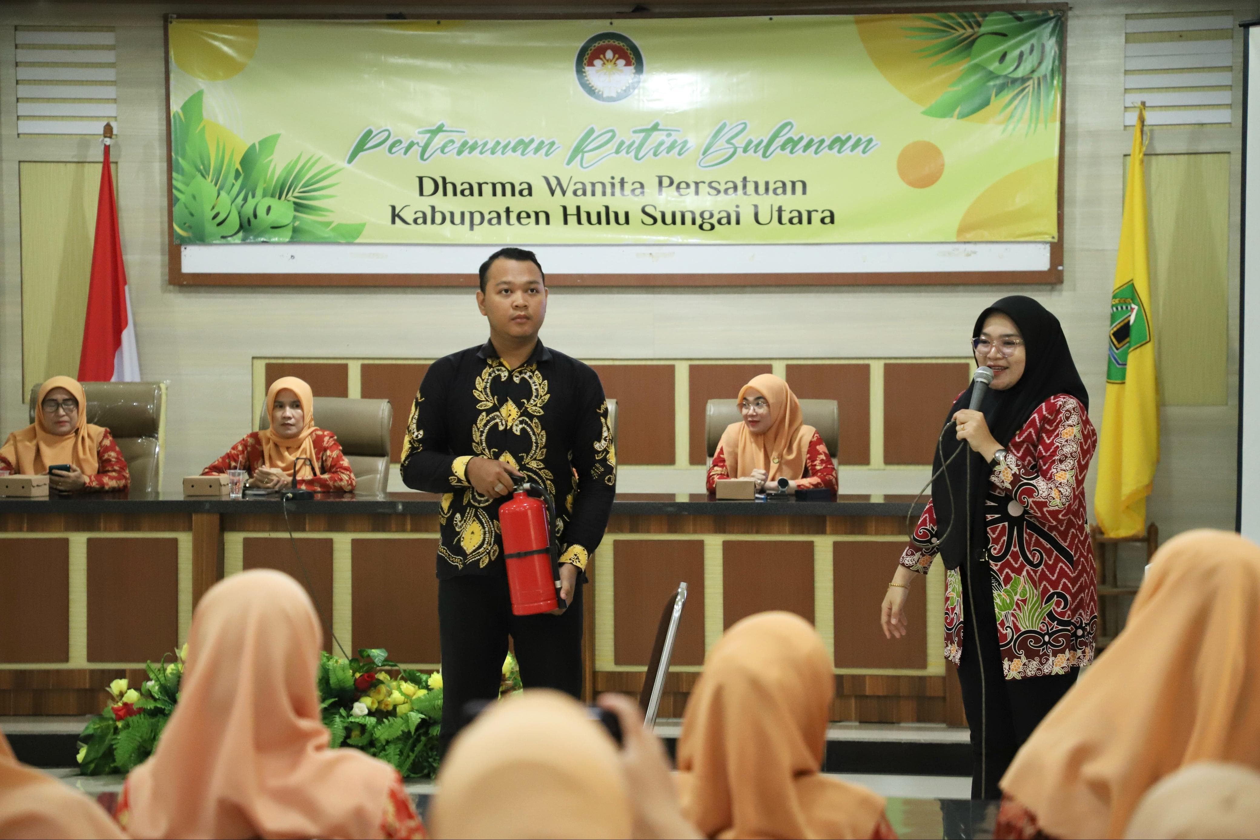 EDUKASI:Anggota DWP HSU diedukasi teknik penggunaan APAR oleh BPBD HSU di Gedung Agung Setda HSU, Kamis (14/2/2025).(Foto:Pemkab HSU)