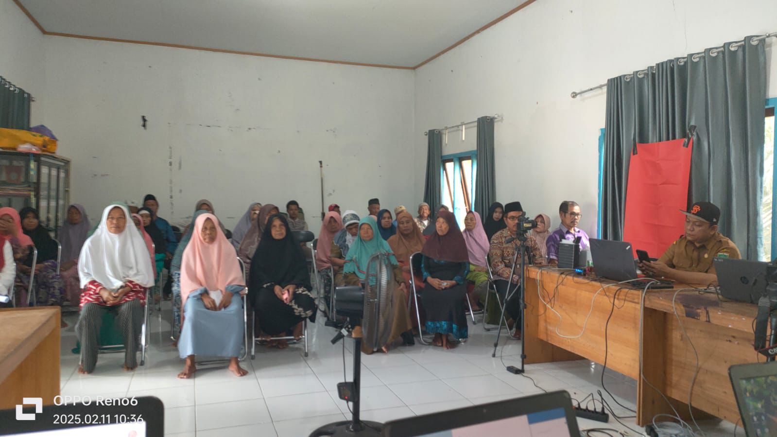 JEMPUT BOLA: Petugas Disdukcapil Tanah Bumbu melakukan pemutakhiran data kependudukan di Desa Karang Rejo sebagai bagian dari program layanan keliling.(Foto: MC TANAH BUMBU)