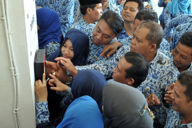 ABSENSI: PNS Pemko Banjarmasin berebut absen sidik jari di Balai Kota.