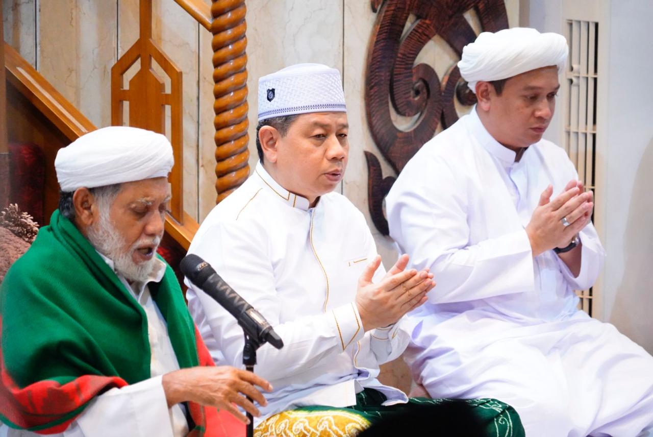 H. Muhammad Tambrin (tengah)