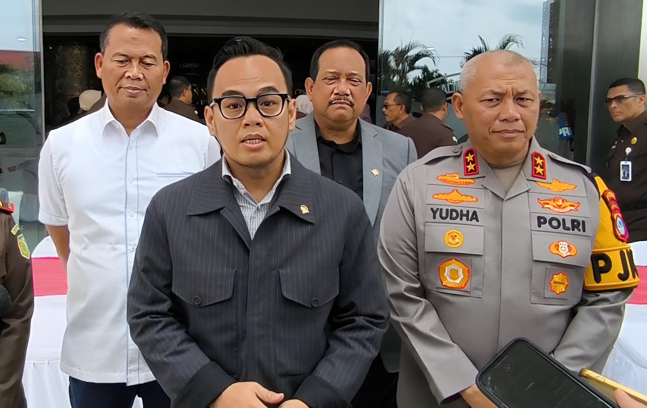 BERI KETERANGAN: Wakil Ketua Komisi III DPR RI Mohammad Rano Alfath saat memberikan keterangan kepada wartawan di Mako Polda Kalsel. (Foto: Muhammad Oscar Fraby/Radar Banjarmasin)