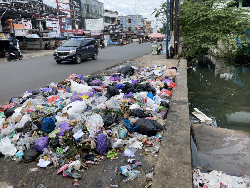 TPS LIAR: Eks TPS Pasar Kuripan di Jalan Veteran kembali dipenuhi sampah. Penutupan TPA Basirih memperparah kondisi TPS liar di Banjarmasin. Foto diambil Jumat (14/2) sore.