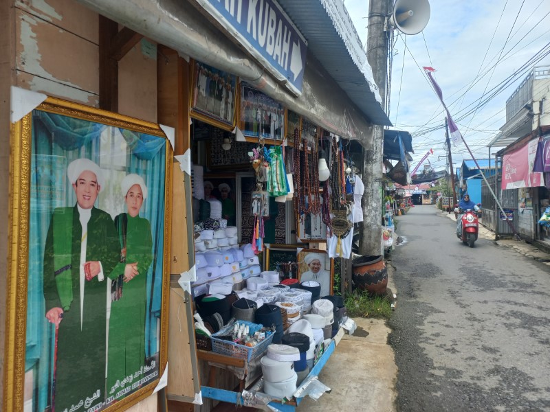 MENUJU KUBAH: Suasana jalan di belakang Masjid Jami menuju kubah makam Guru Zuhdi menjelang haul ke-5 Kiai Ahmad Zuhdiannoor.