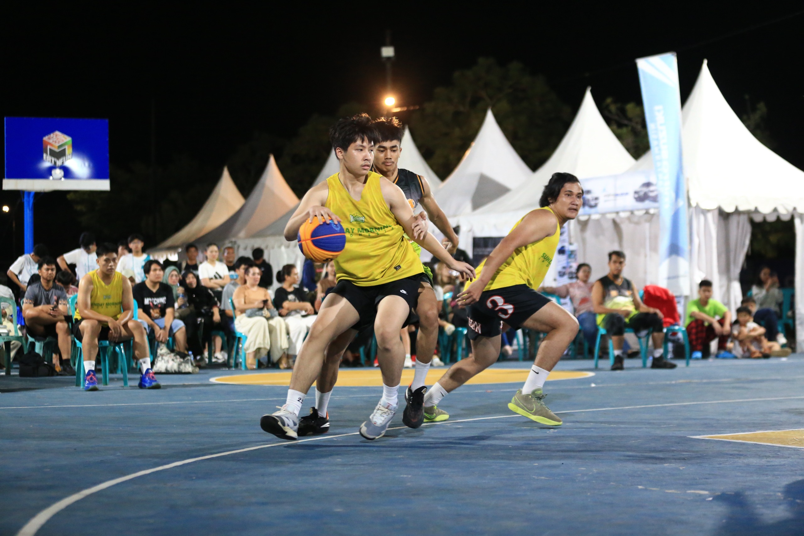 SENGIT:Suasana pertandingan LASKA Hoop Fest 3x3 2025 Sabtu (15/2/2025) malam.(Foto:M Idris Jian Sidik/Radar Banjarmasin)