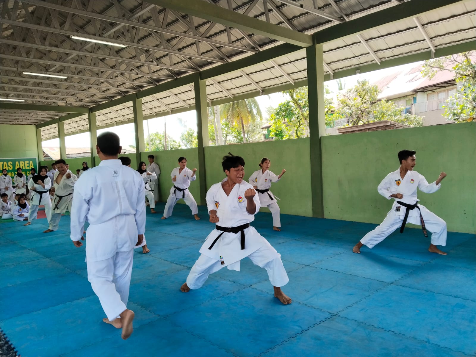 TUNJUKKAN KEMAMPUAN: Karateka Inkai Kota Banjarmasin mengikuti Ujian Kenaikan Tingkat dan penurunan Kyu di Kodim 1007 Banjarmasin, Minggu (16/2/2025).(foto:Fauzan Ridhani/Radar Banjarmasin)