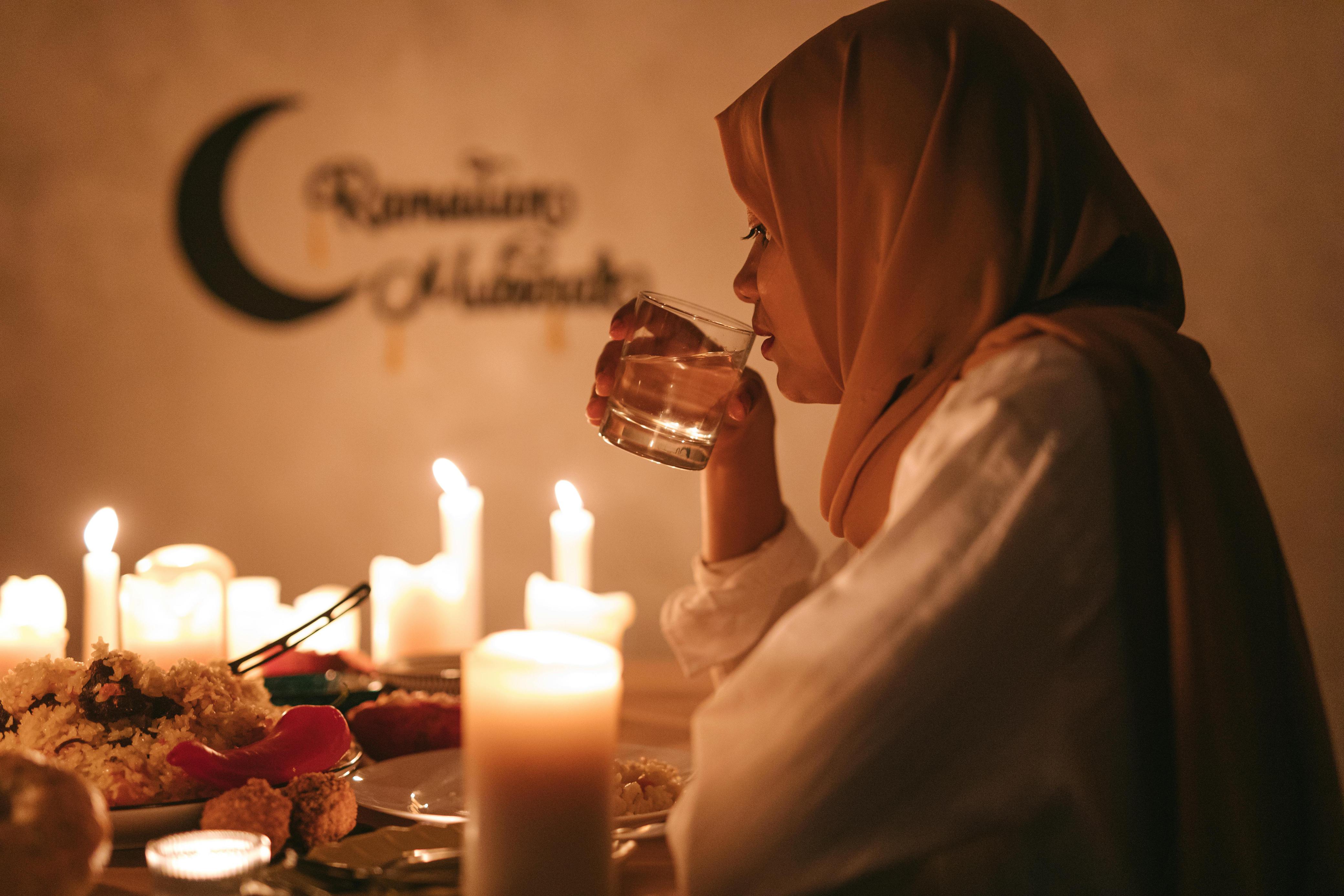 Ilustrasi seorang wanita berbuka puasa di bulan Ramadan.(Foto: Pexels)