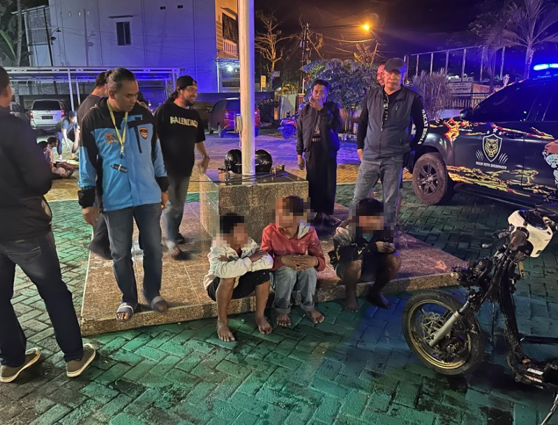 DIAMANKAN: Kelompok remaja yang terjaring operasi pekat dibawa ke Mapolsek Banjarmasin Selatan untuk dibina.