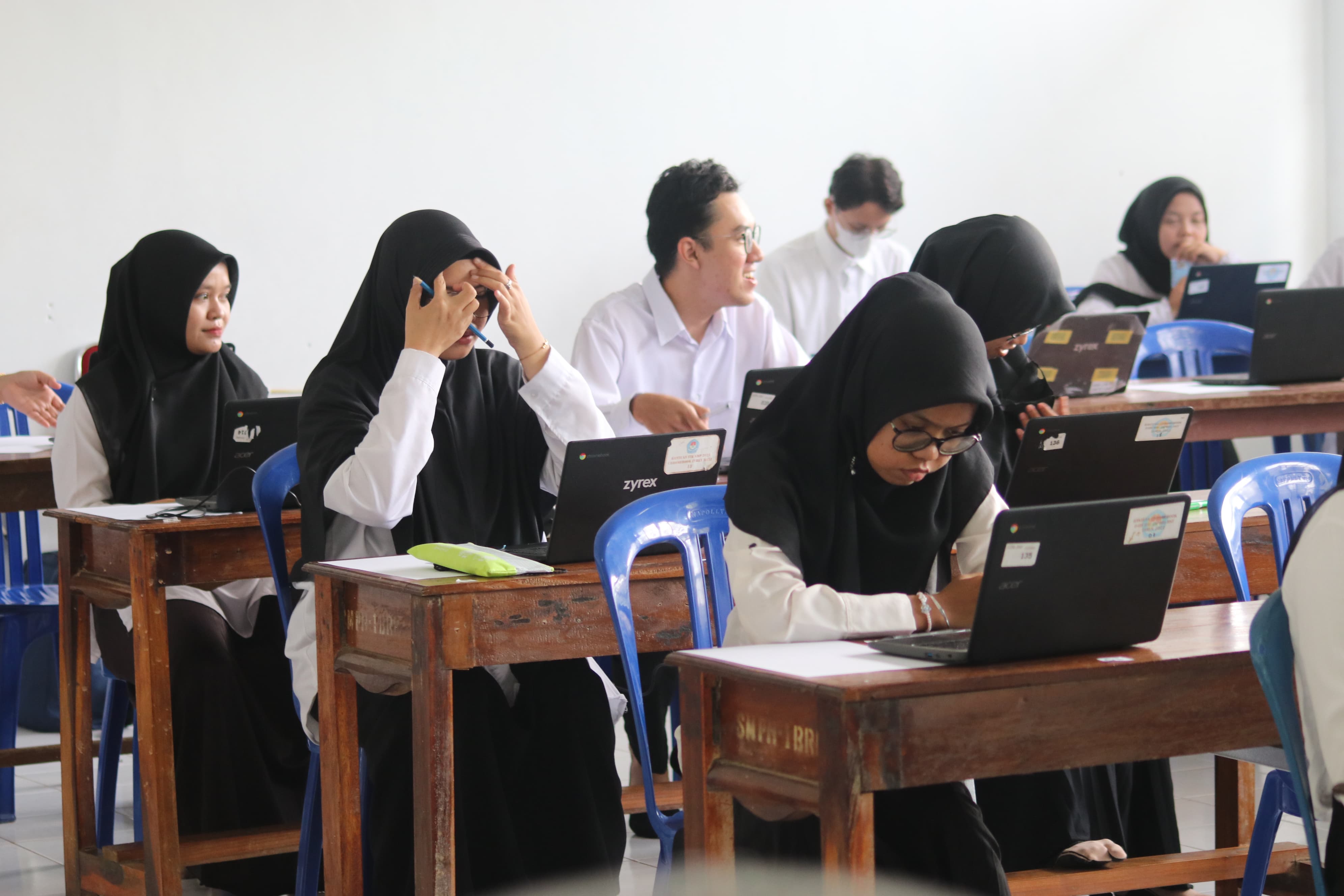UJI KOMPETENSI: Peserta seleksi guru dan operator di Dinas Pendidikan HST pada tahun 2024 lalu. (Foto: Jamaluddin/Radar Banjarmasin)
