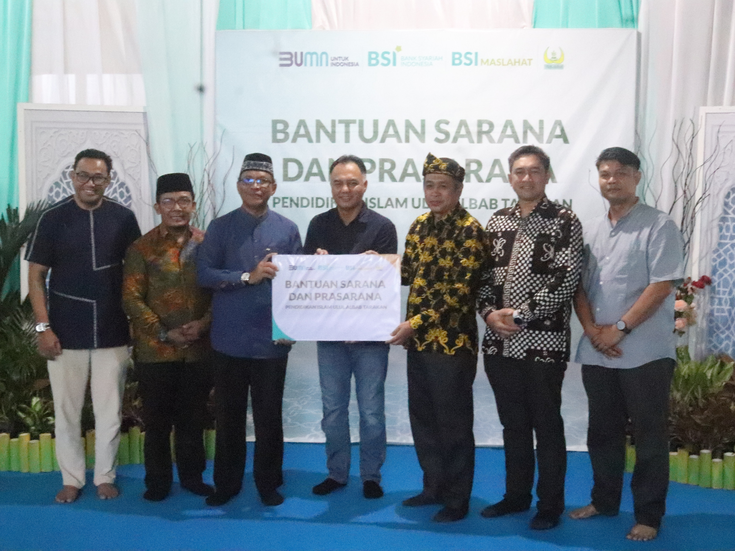 ABADIKAN MOMEN:Regional CEO IX Kalimantan BSI, Ricky Rikardo Mulyadi foto bersama.(foto-foto: BSI untuk Radar Banjarmasin)