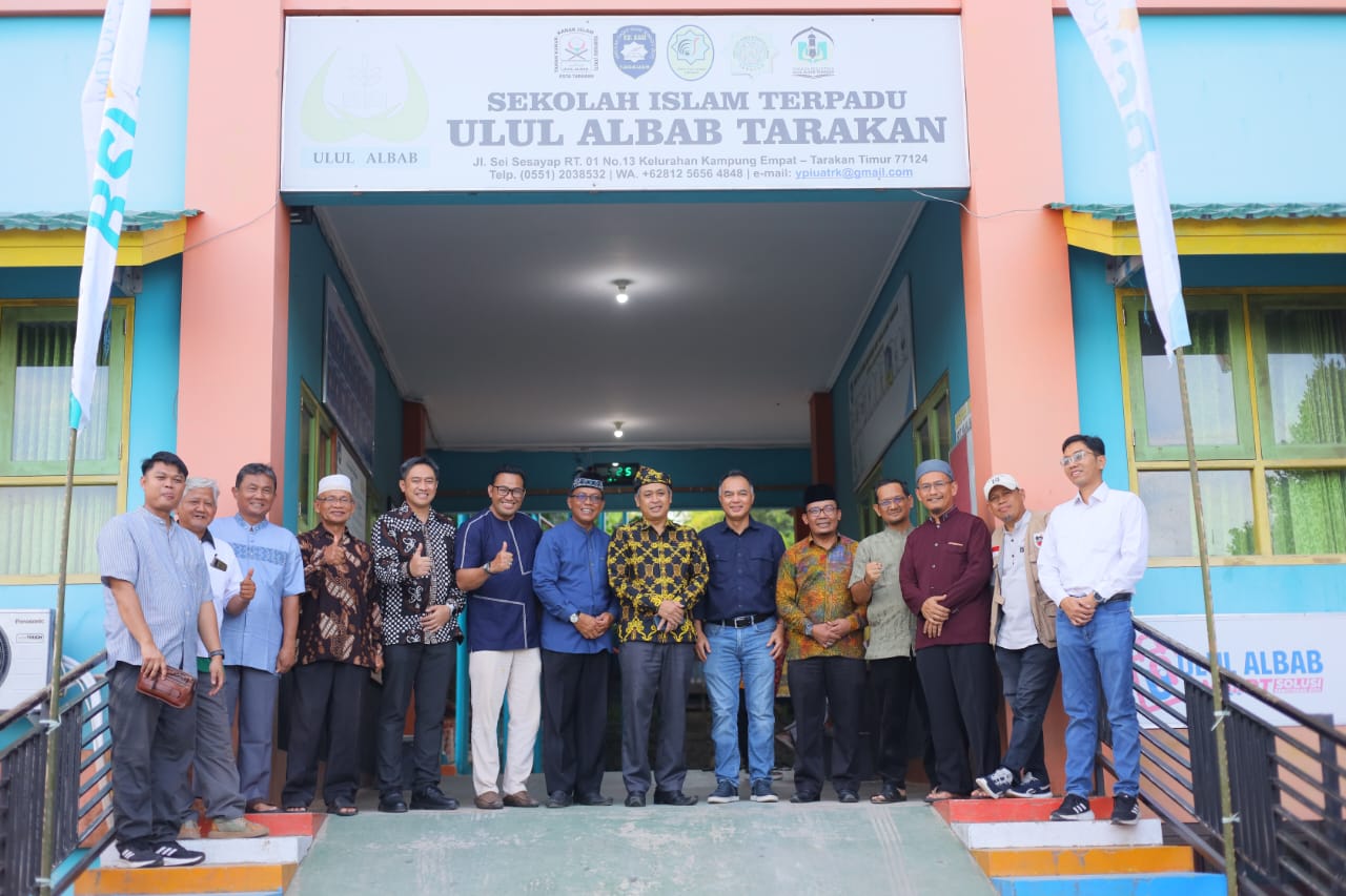 BANTUAN PENDIDIKAN: Penyerahan bantuan sarana dan prasarana pendidikan dari BSI.