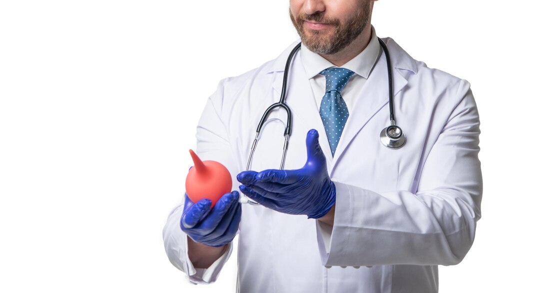 Ilustari dokter saat memegang enema. (Foto: Freepik)