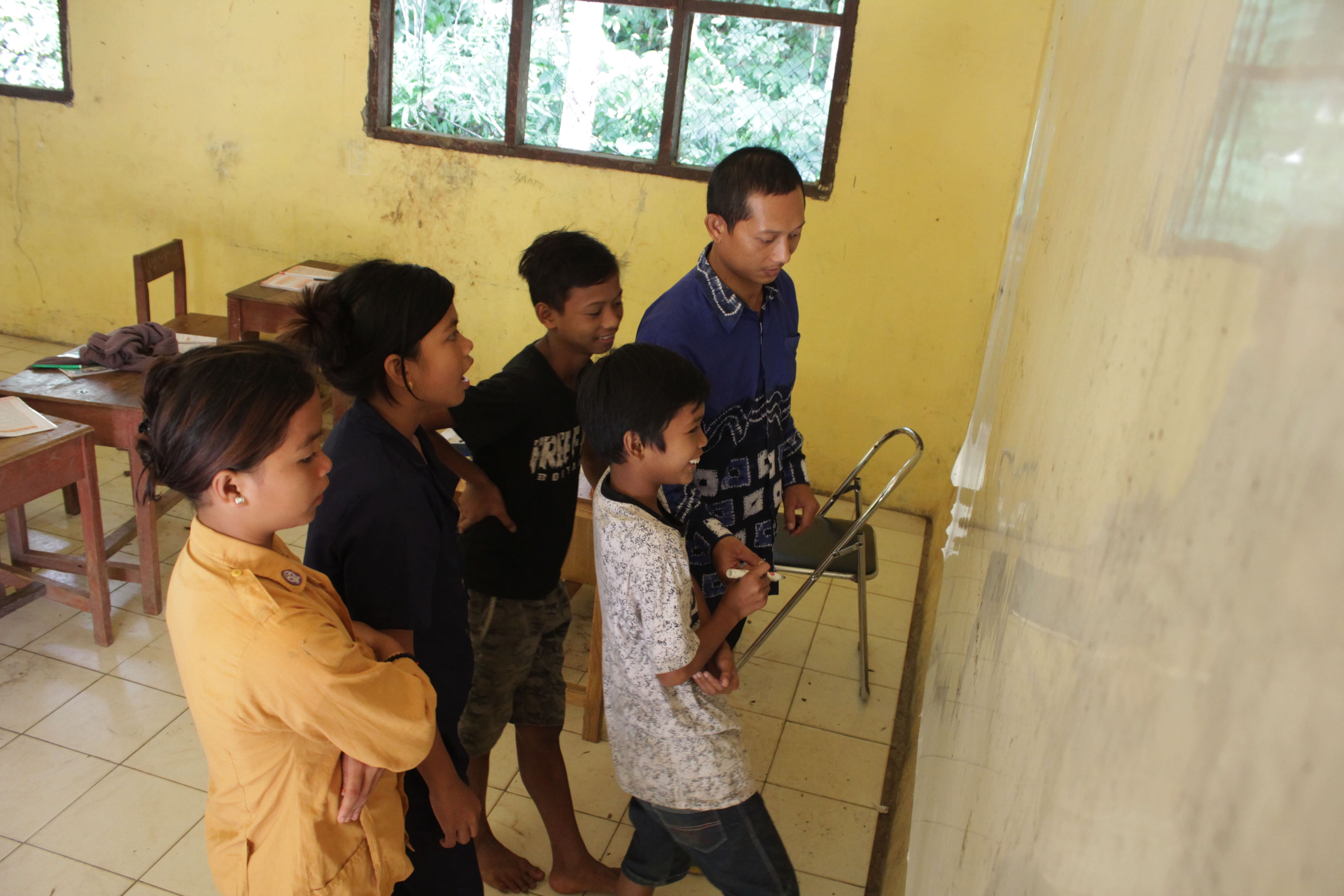 MENGAJAR: Seorang guru di Hulu Sungai Tengah sedang mengajar di kelas. (Foto: Jamaluddin/Radar Banjarmasin)
