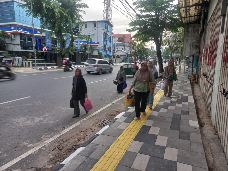 AKHIRNYA RAMPUNG: Penampakan trotoar baru di Jalan Hasanuddin HM.