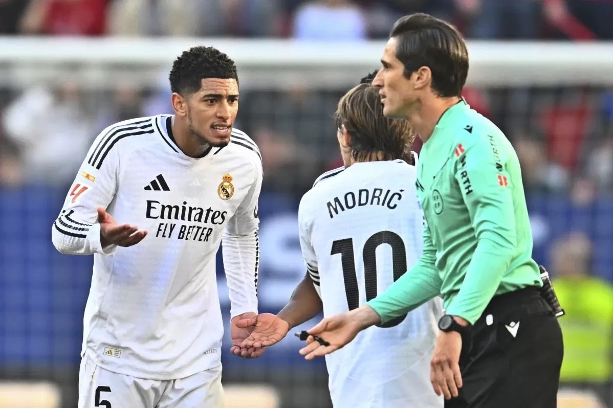 PROTES: Jude Bellingham protes terhadap wasit setelah mendapatkan kartu merah saat pertandingan Real Madrid menghadapi Osasuna, Sabtu (15/2).