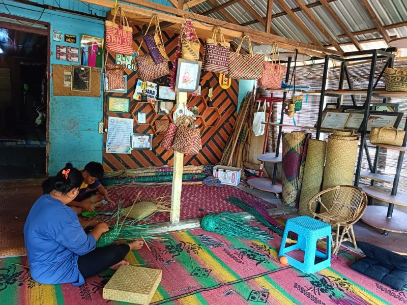 GALERI: Maimunah (34) saat menganyam purun di teras galeri Galoeh Tjempaka di Kampung Purun, Palam.