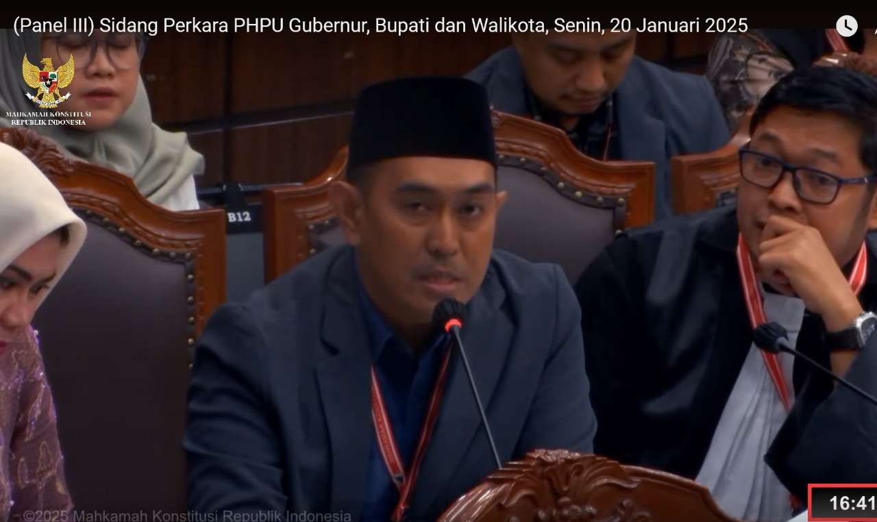 SIDANG MK: Ketua KPU Banjarbaru, Dahtiar saat memberi penjelasan di sidang Mahkamah Konstitusi. (Foto: tangkapan layar)