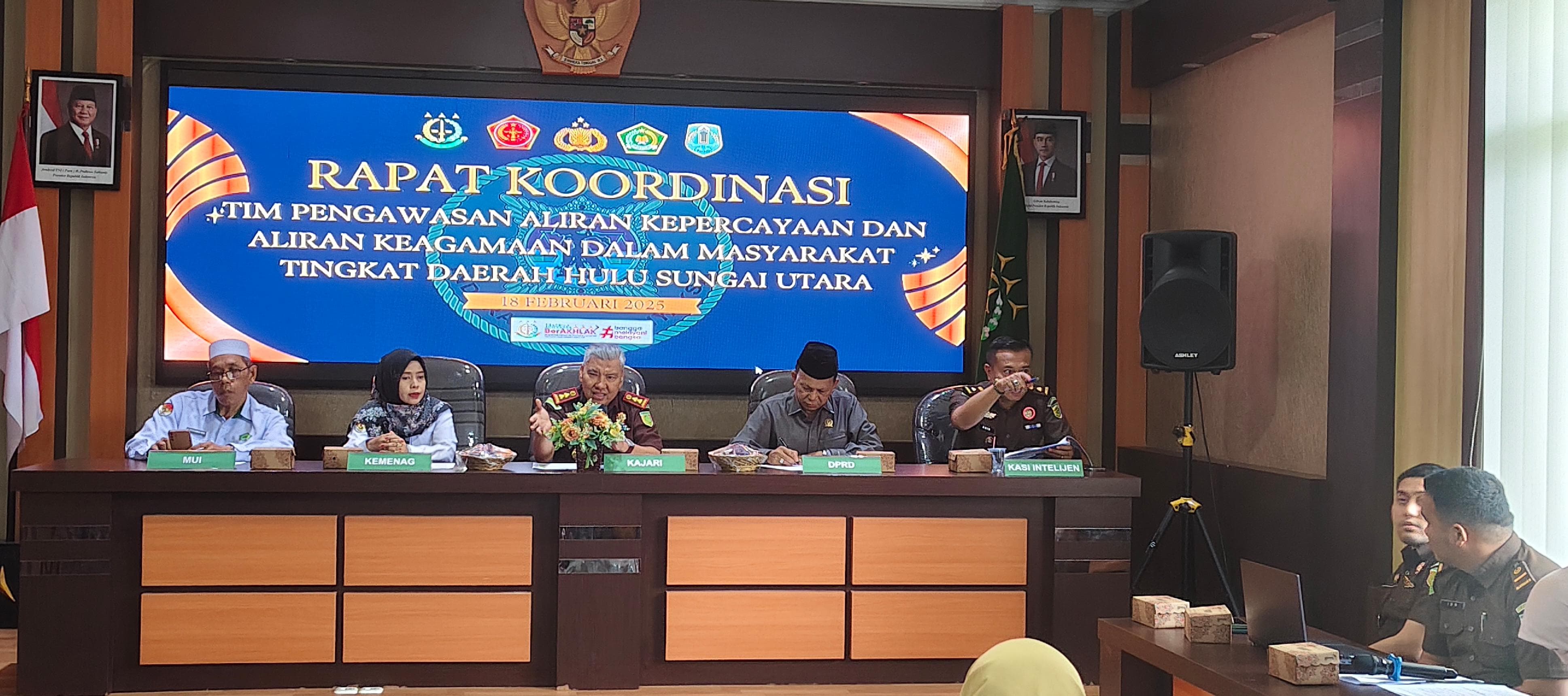 HADIR: Kepala Kantor Kemenag HSU Nahdiyatul Husna (dua kiri) hadir dalam Rakor PAKEM yang digelar Kejari HSU, Selasa (18/2/2025). (Foto: M.Akbar/Radar Banjarmasin)