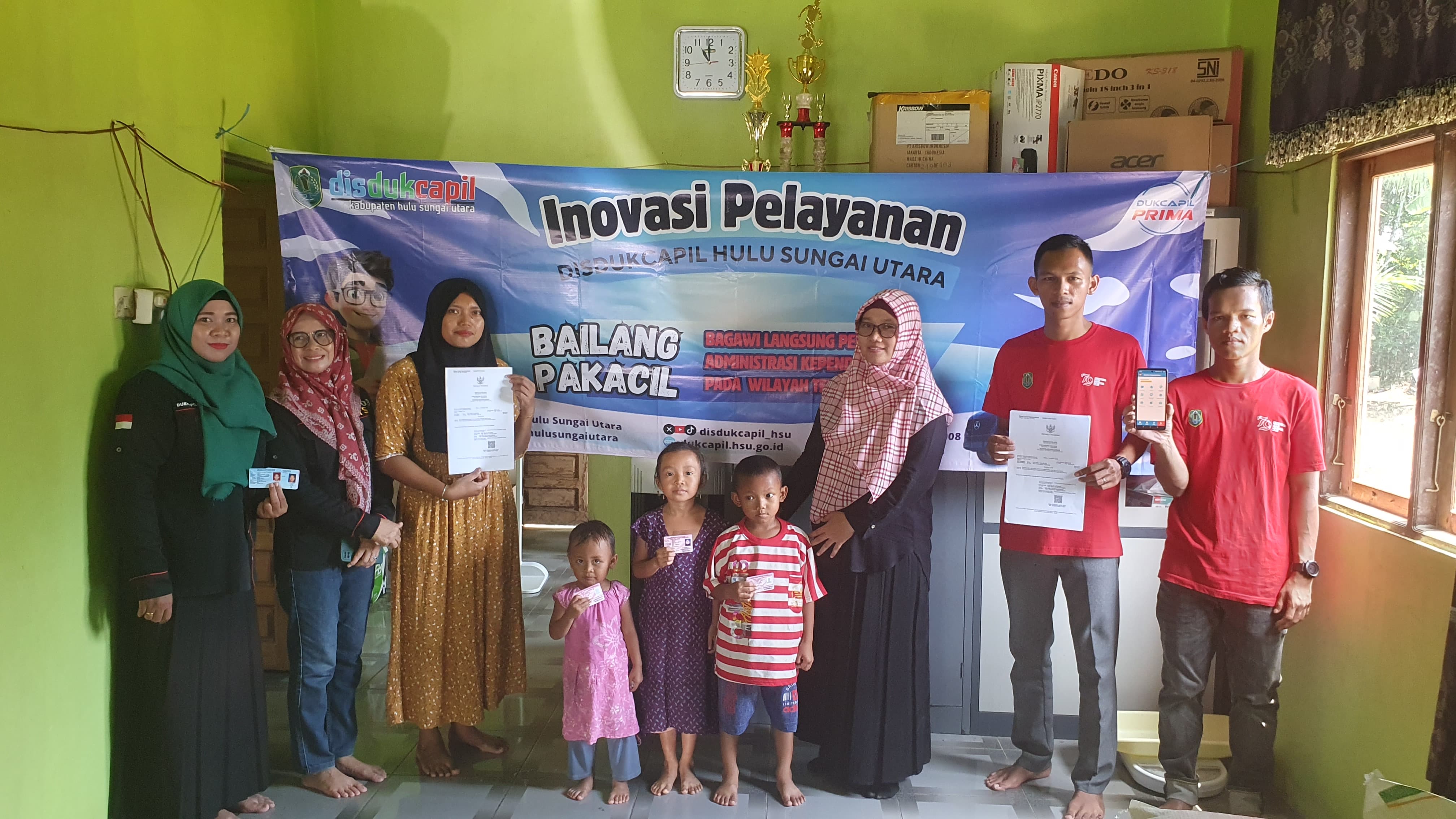 MENDATA WARGA:Dinas Kependudukan dan Pencatatan Sipil (Disdukcapil) HSU perkuat layanan jemput bola lewat program Bailang Pakacil ke lokasi sulit akses dan terpencil.(Foto:Disdukcapil HSU)