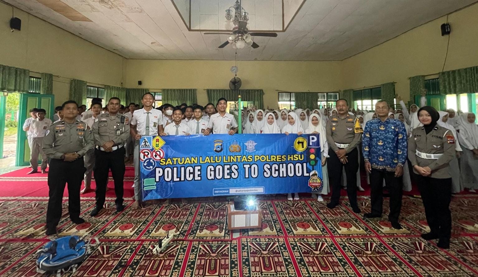 POLICE GOES TO SCHOOL:Kasat Lantas Polres HSU, AKP Yuwono (tiga dari kanan) foto bersama perwakilan guru dan siswa  SMAN 1 Sungai Pandan.(Foto:Polres HSU untuk Radar Banjarmasin)
