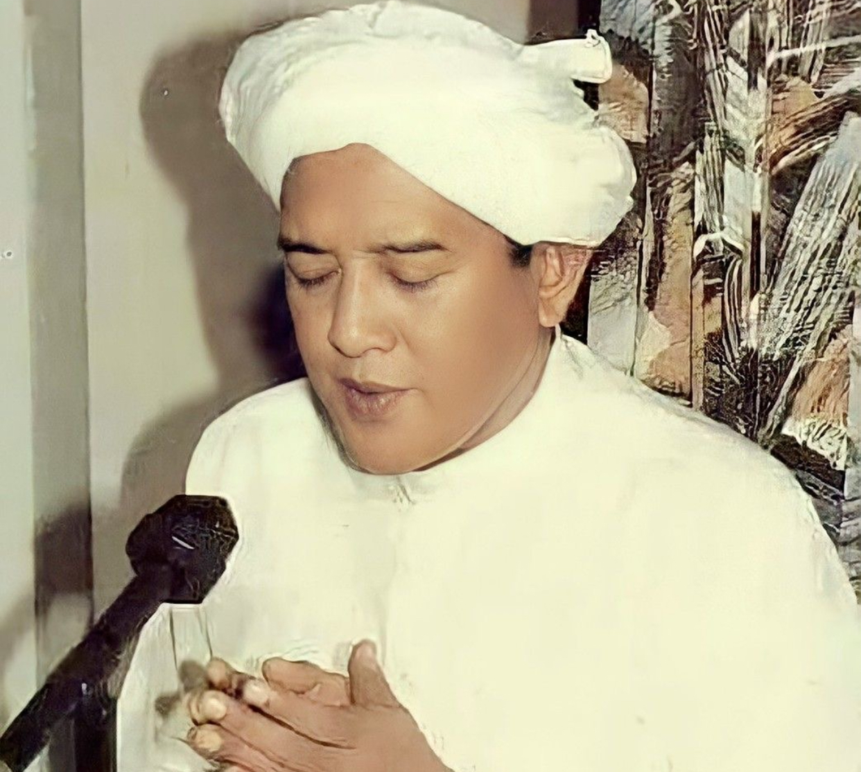 Guru Sekumpul memanjatkan doa.