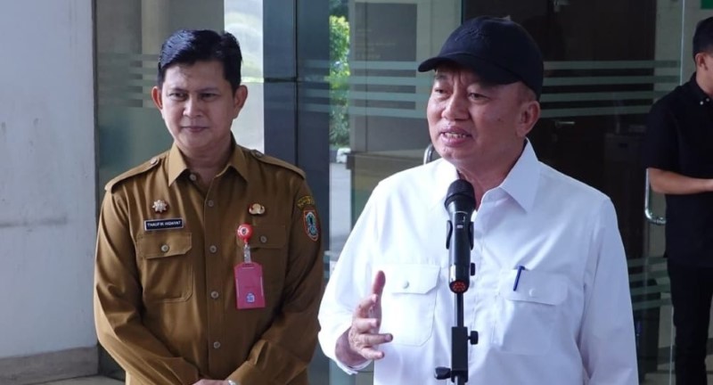 CEK KESEHATAN: Konferensi pers Gubernur Kalsel, Muhidin di kantor Kemendagri Jakarta.