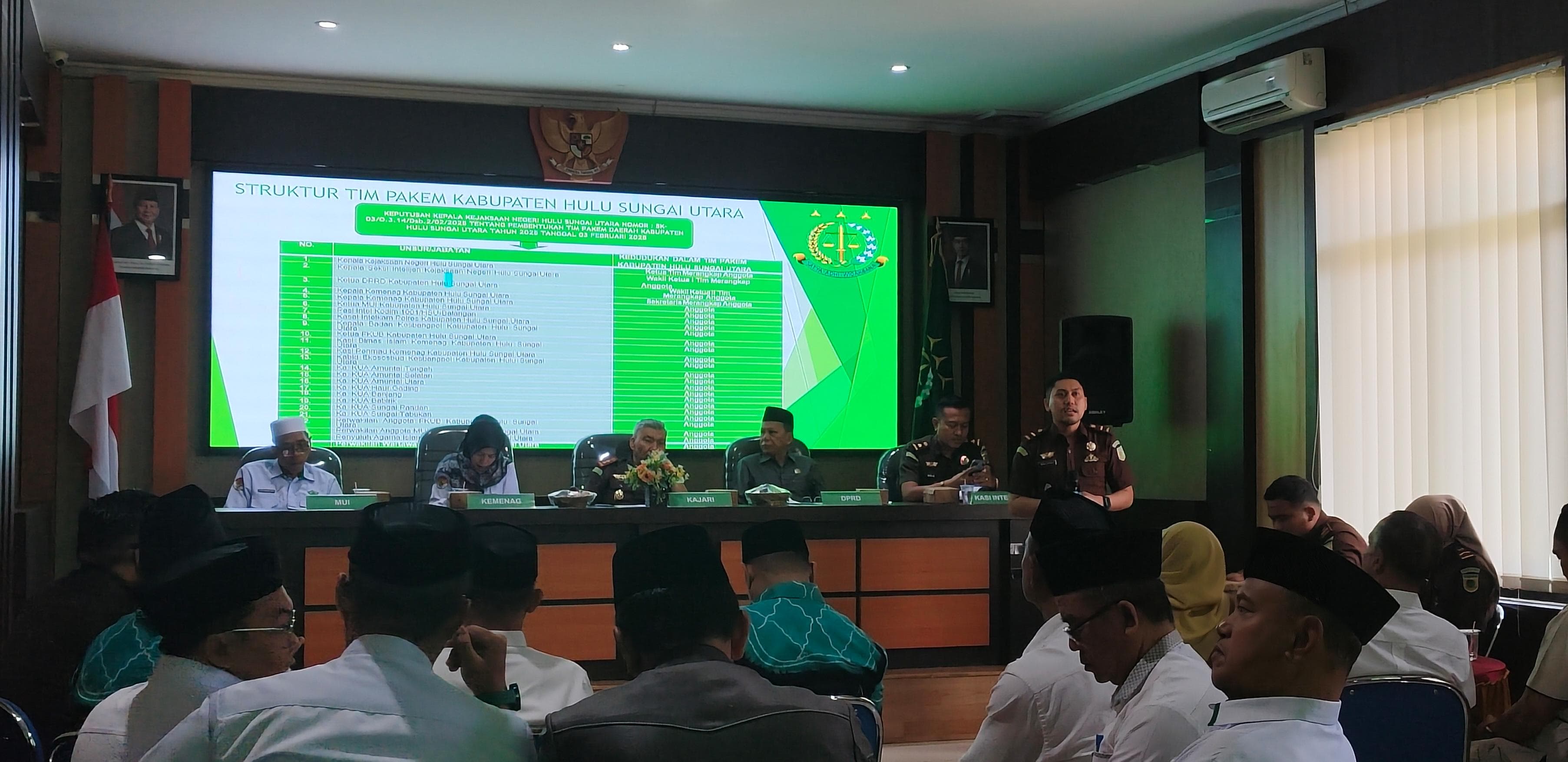 DISKUSI: Kajari HSU Agustiawan Umar, hadir dalam kegiatan Rakor PAKEM di Aula Kejari HSU, Selasa (18/2/2025).