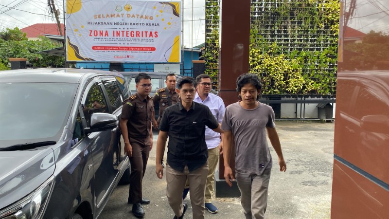 DITAHAN: SM tiba di kantor Kejaksaan Negeri Barito Kuala di Jalan Putri Junjung Buih, Ulu Benteng.