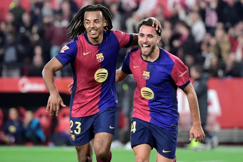 KENA TEGUR: Bek FC Barcelona Jules Kounde (kiri) kena tegur oleh pelatihnya Hansi Flick.