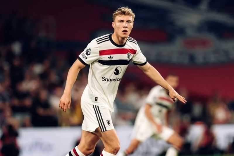 BERPELUANG: Striker Manchester United, Rasmus Hojlund berpeluang hengkang ke Leeds United, klub kasta kedua Liga Inggris (Championship).