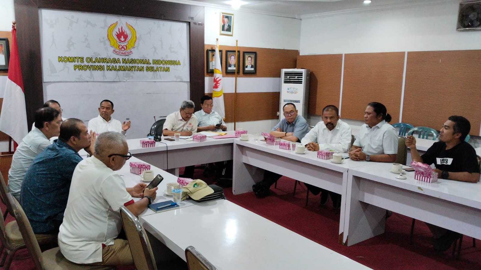 KONSOLIDASI: Wakil Ketua Bidang Organisasi Forki Kalsel, Rizal Akbar, bersama perwakilan KONI Kalsel saat konsolidasi membahas kesiapan karate menuju Porprov 2025.(M Idris Jian Sidik)