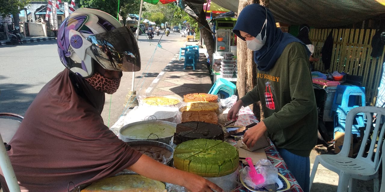 TAKJIL: Pasar Ramadan mandiri di Jalan Empu Jatmika, Kelurahan Sungai Malang, Kecamatan Amuntai Tengah pada tahun lalu. (Foto: M.Akbar/Radar Banjarmasin)