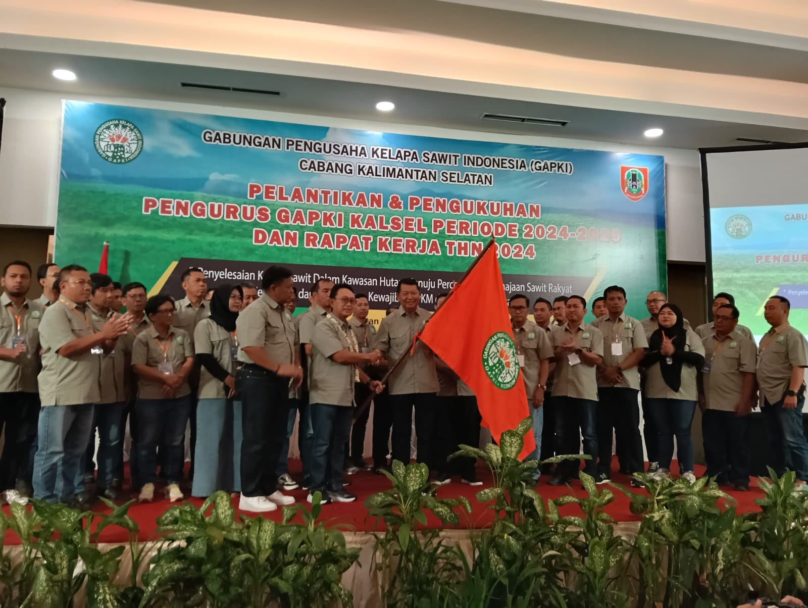 LANTIK:Ketua Umum GAPKI menyerahkan Bendera Pataka kepada Ketua GAPKI Kalsel Eddy S Binti.(Foto:Raudah Anisya/Radar Banjarmasin)