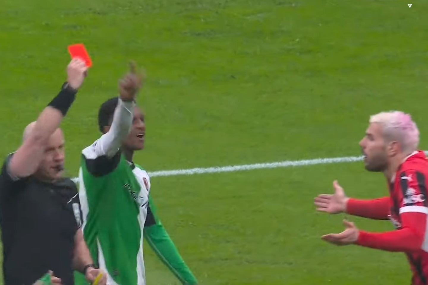 KARTU MERAH: Wasit Syzmon Manciniak mengusir Theo Hernandez karena dinilai melakukan diving usai tak terbukti adanya pelanggaran saat AC Milan vs Feyenoord di San Siro.