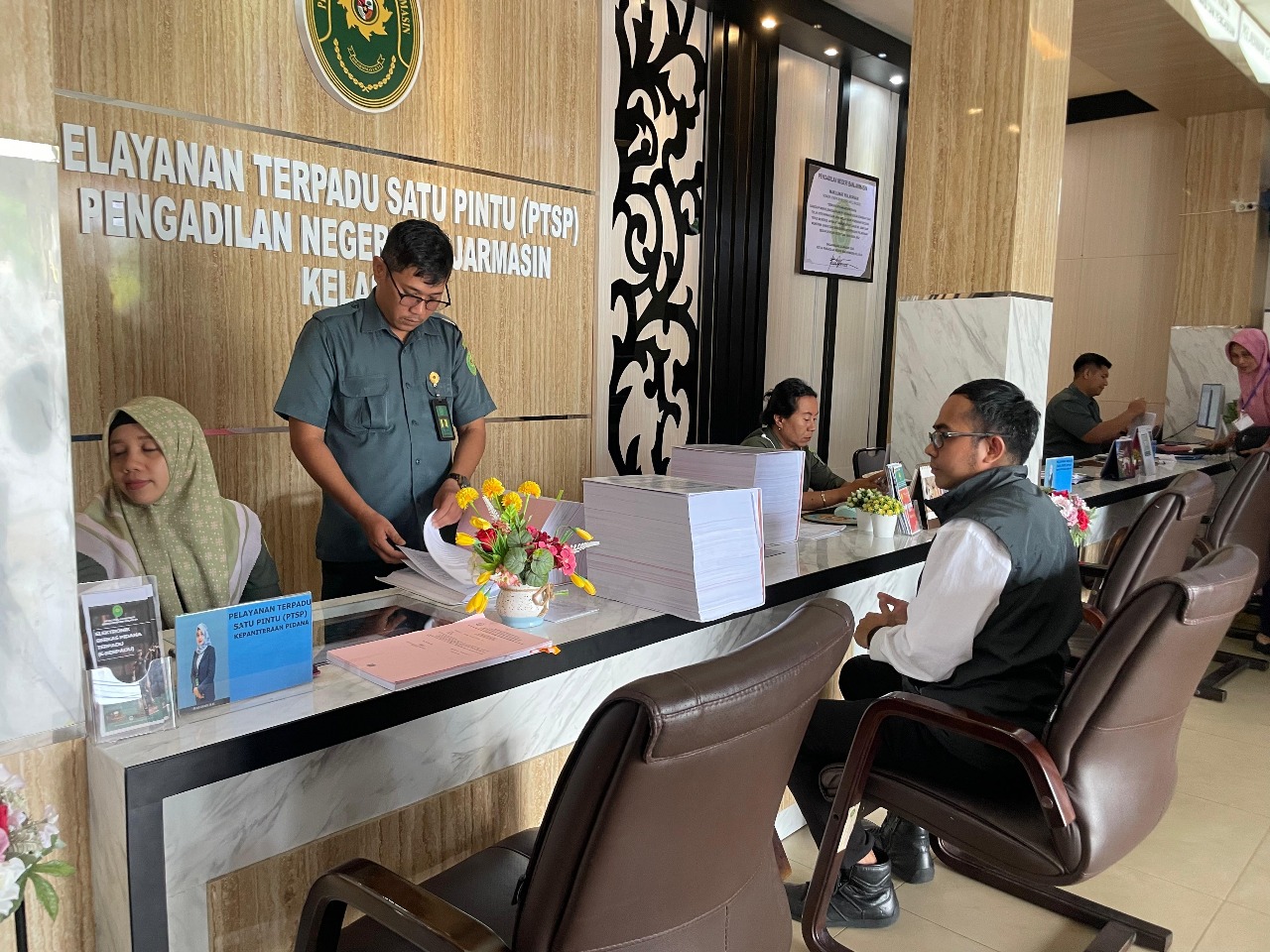 SERAHKAN BERKAS: Jaksa KPK, Erlangga Jaya Negara menyerahkan pelimpahan berkas perkara empat tersangka suap di Dinas PUPR Kalsel ke PN Tipikor Banjarmasin, Rabu (19/2).
