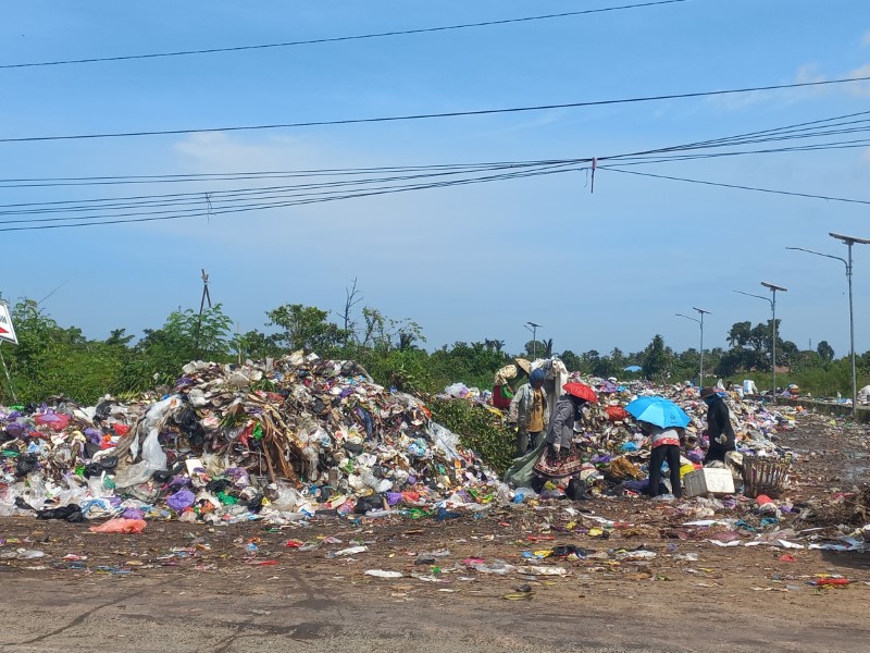 DADAKAN: Jalan Ibnu Sina di kawasan Tanjung Pagar yang berubah menjadi "TPA dadakan".
