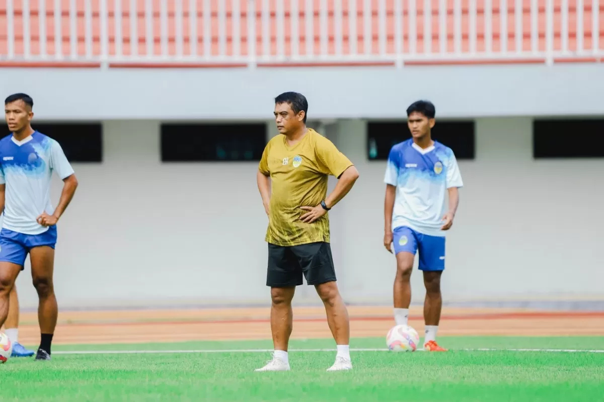 PROMOSI: Pelatih Erwan Hendarwanto (tengah) yang berhasil membawa PSIM Yogyakarta promosi ke Liga 1 Indonesia musim depan.