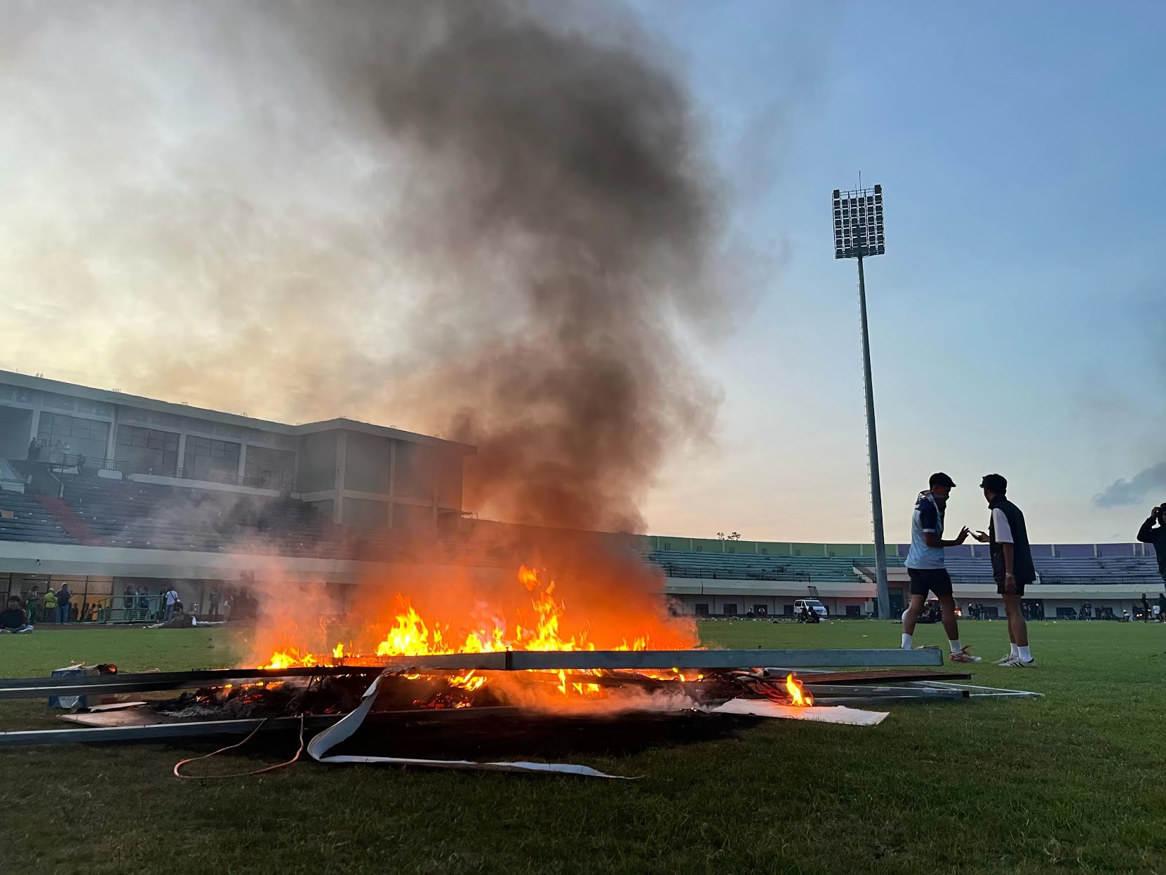 PEMBAKARAN: Kerusuhan yang dilakukan oknum suporter Persela Lamongan hingga melakukan pembakaran di Stadion Tuban Sport Center, Selasa (18/2) sore.