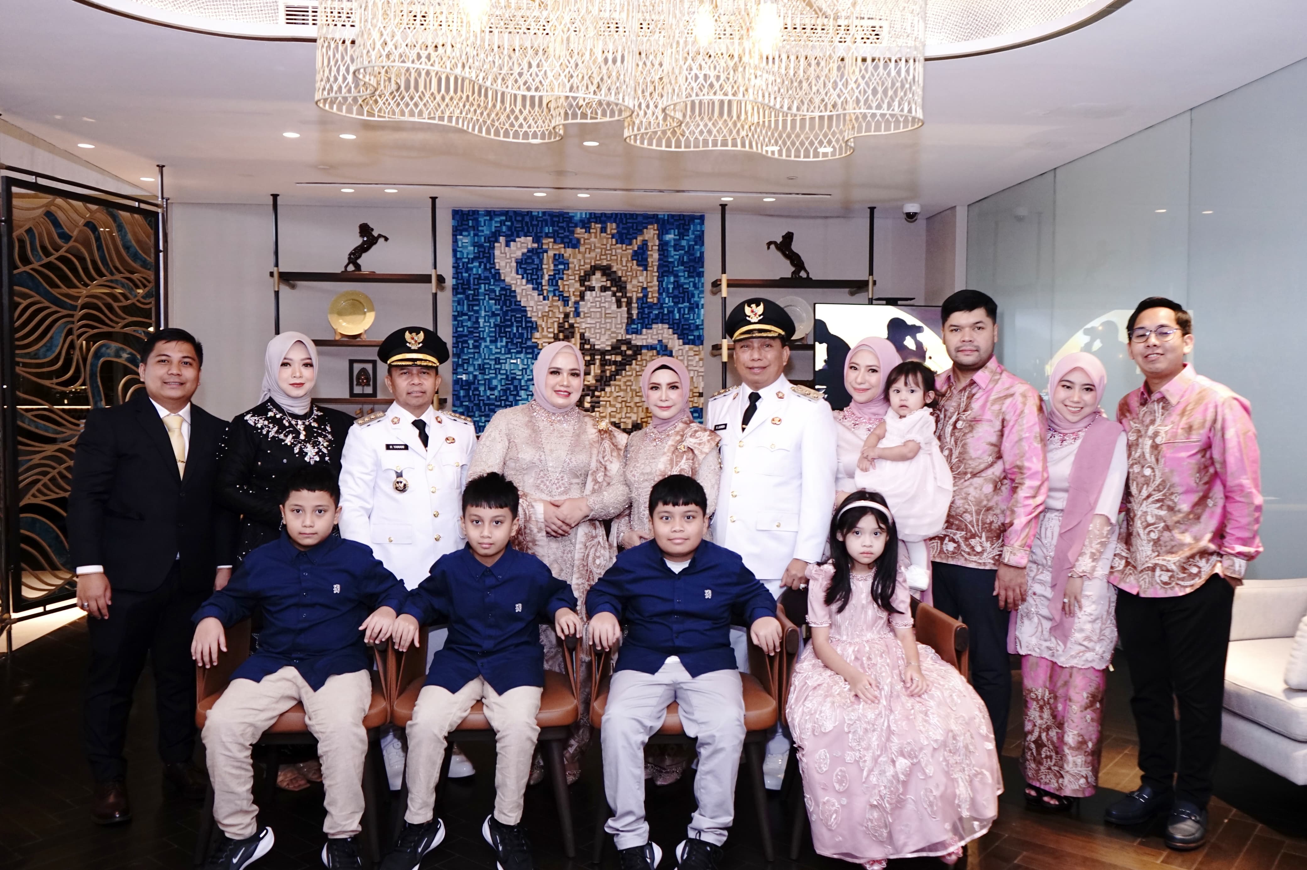 PEMIMPIN TAPIN:H Yamani dan H Juanda berfoto bersama keluarga sebelum menuju lokasi pelantikan ke Istana Negara Jakarta, Kamis (20/2/2025).(Foto:Rasidi Fadli/Radar Banjarmasin)