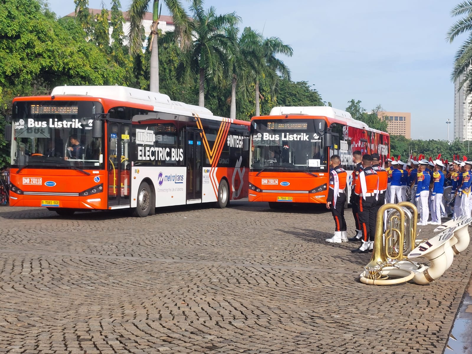 TENAGA LISTRIK:Inilah bus listrik yang disiapkan Kemendagri mengantar para kepala daerah dan wakil kepala daerah menuju lokasi pelantikan di Istana Negara.(Foto:Norsalim Yahya/Radar Banjarmasin)