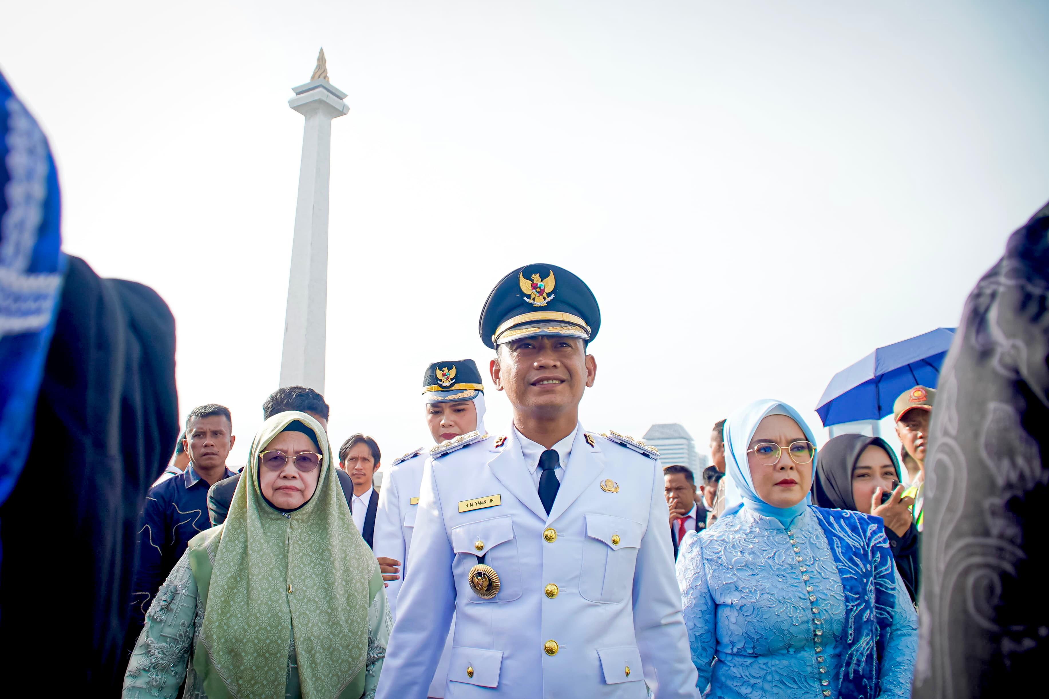 PARADE KIRAB:Wali Kota dan Wakil Wali Kota Banjarmasin, Muhammad Yamin-Ananda mengikuti parade kirab dari Tugu Monas menuju Kompleks Istana Negara.(Foto:Pemko Banjarmasin)