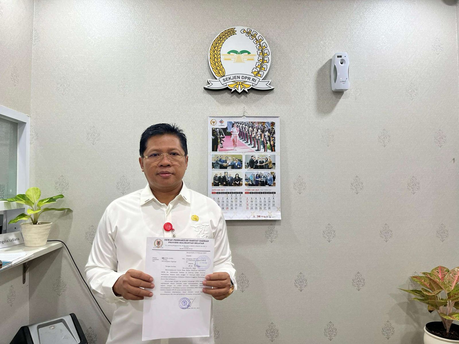 SERAHKAN ASPIRASI: Sekretaris DPRD Provinsi Kalsel, M Jaini menyampaikan aspirasi BEM se Kalsel ke DPR RI, Kamis (20/2/2025)